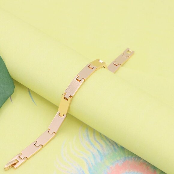 "Bold Rectangular Link Rose Gold Bracelet in Polished Finish, XPBL1143 - Picture 2 of 12